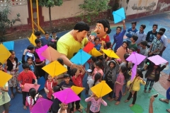 Kids-with-kites-and-Jay-and-Bhole-of-Yay-TV