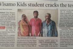 Vijay-Makwana-with-his-parents-2020